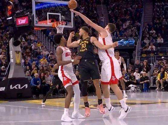 开云体育app-包含赛地聚焦：NBA总决赛今晚热度飙升；金州勇士战术微调；球迷炸锅；训练强度明显提升的词条-开云体育app